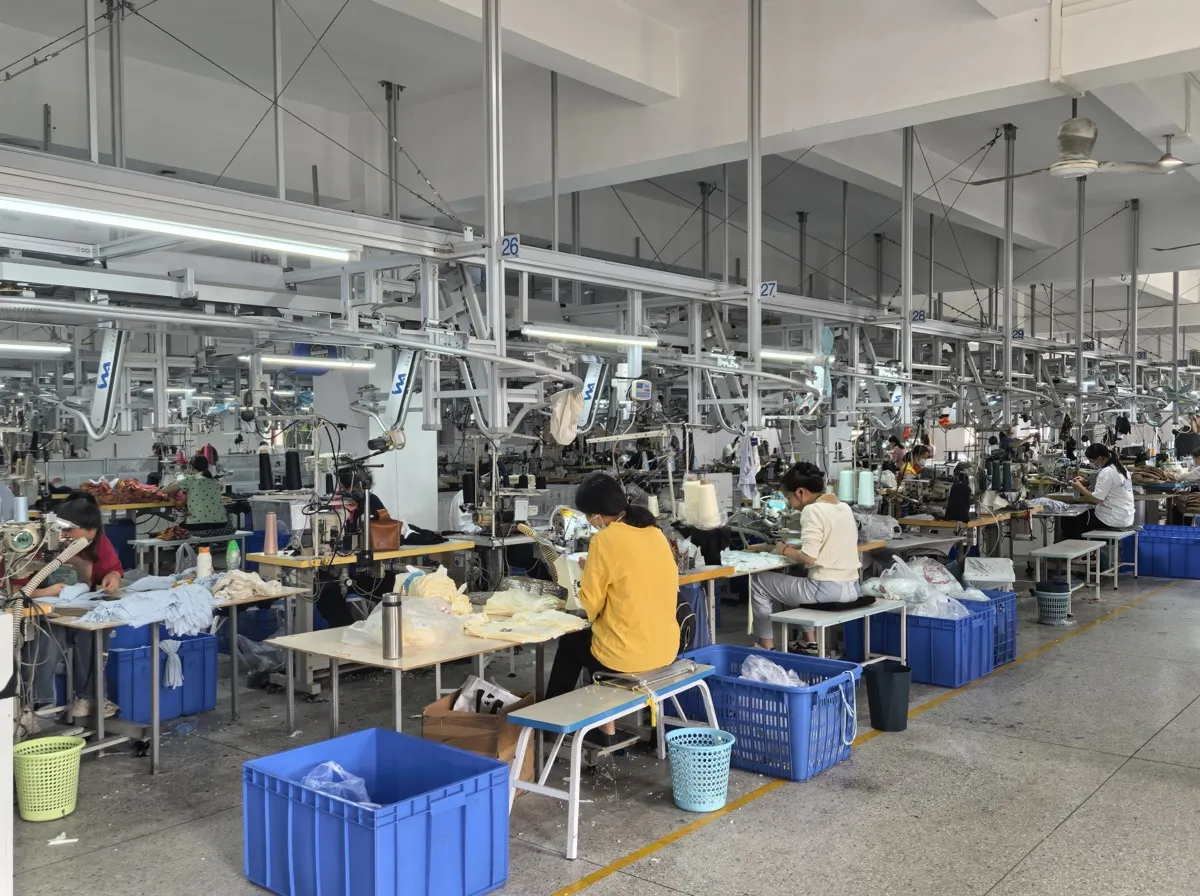 Квалифицированные специалисты за работой на точном производстве